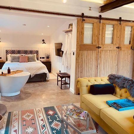 Luxury Barn With Hot Tub, Spa Treatments, Private Dining Little Budworth Exterior photo