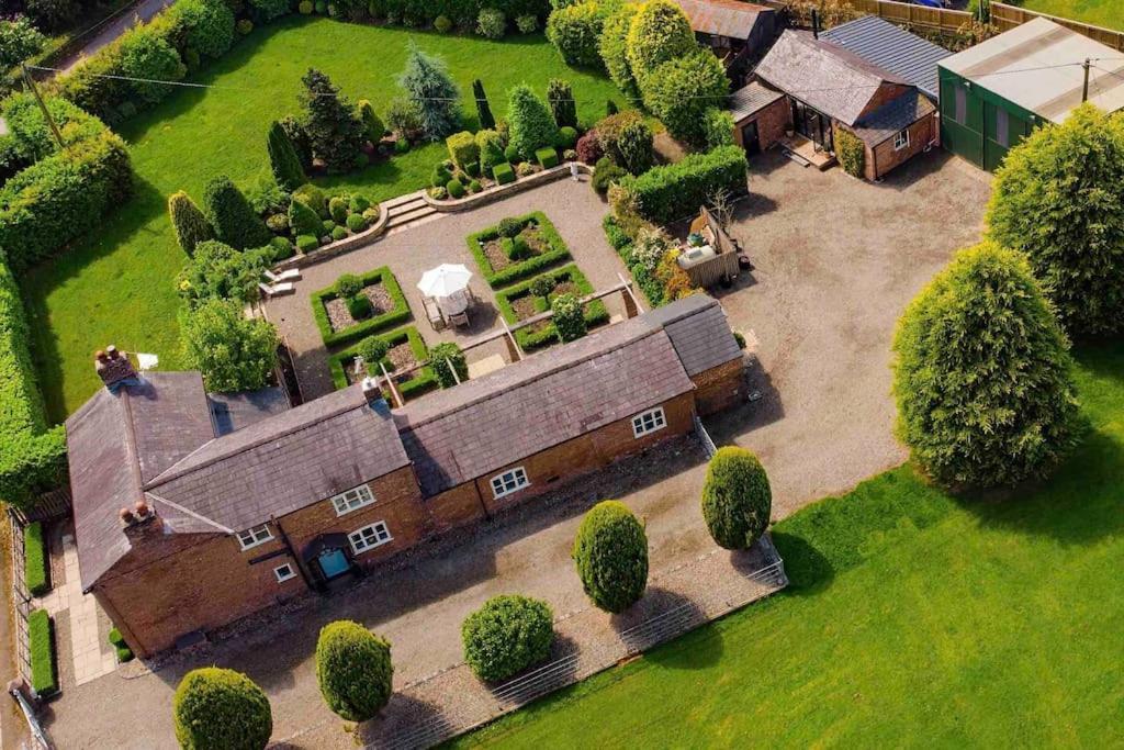 Luxury Barn With Hot Tub, Spa Treatments, Private Dining Little Budworth Exterior photo