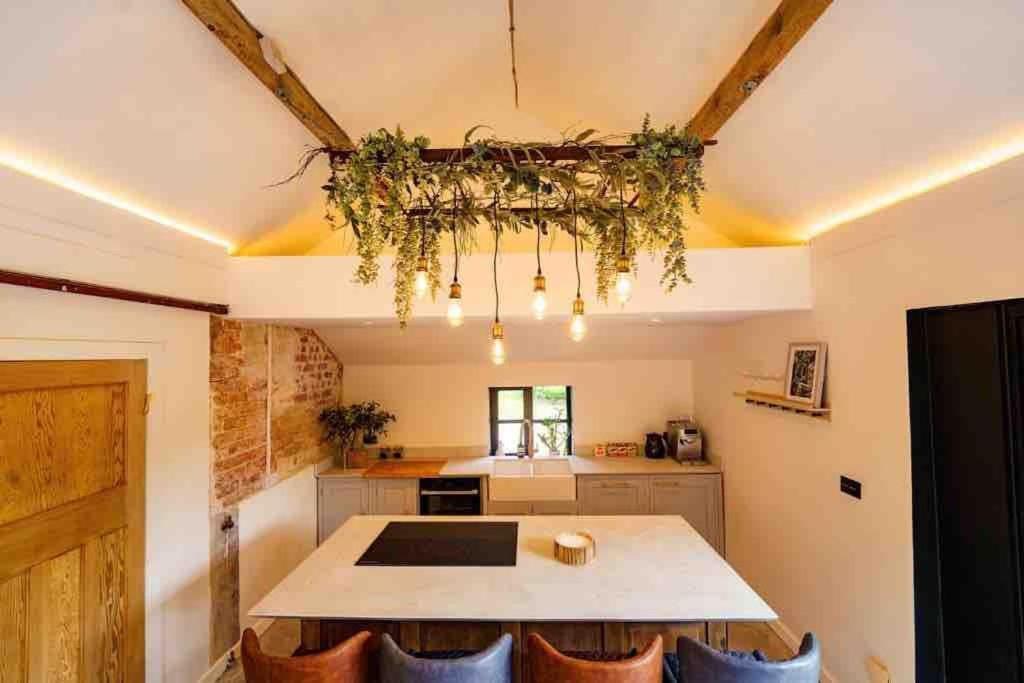Luxury Barn With Hot Tub, Spa Treatments, Private Dining Little Budworth Exterior photo